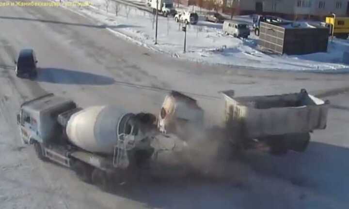 Video: Xe tải va chạm, rơi cả cabin xuống đường