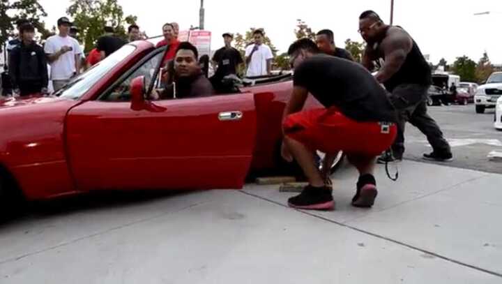 Video: Xe sang gặp cảnh trớ trêu 'chân ngắn kẹt gầm'