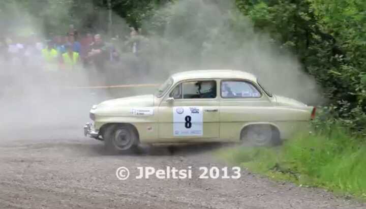 Video: Hàng chục tay đua lâm nạn bởi bụi cây ven đường