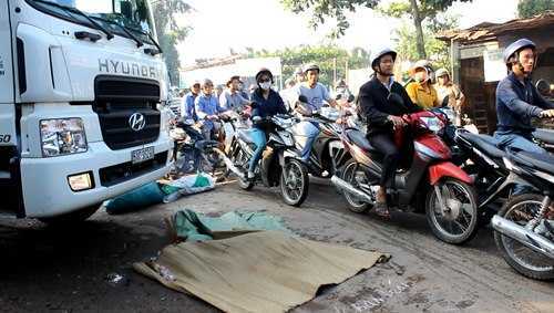 Bé 12 bị container cán tử vong, mẹ ngã quỵ trên đường