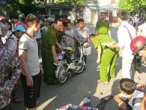 Video: Nạn nhân nằm bất động, công an lo vẽ hiện trường