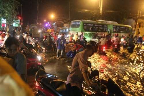 Mưa ngập tràn vào nhà, người Sài Gòn trắng đêm tát nước