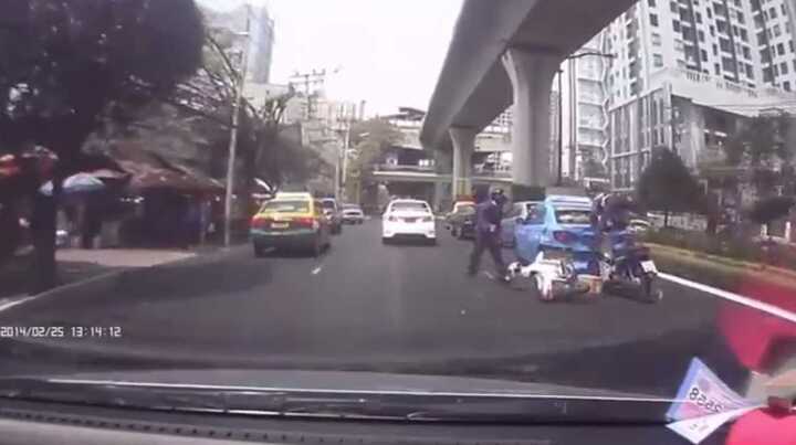 Video: Xe hơi phanh gấp, xe máy tông liên hoàn