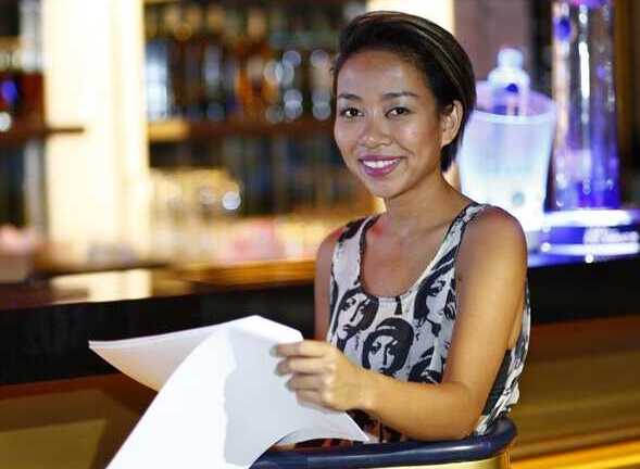 Thảo Trang mặt mộc diện váy mỏng manh đi tập nhạc