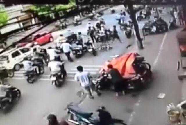 Clip: Trộm xe đạp bị quây đánh hội đồng trên phố