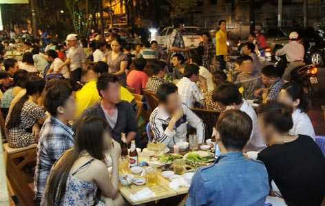 Vì sao lại bỏ quy định cấm bán bia vỉa hè?