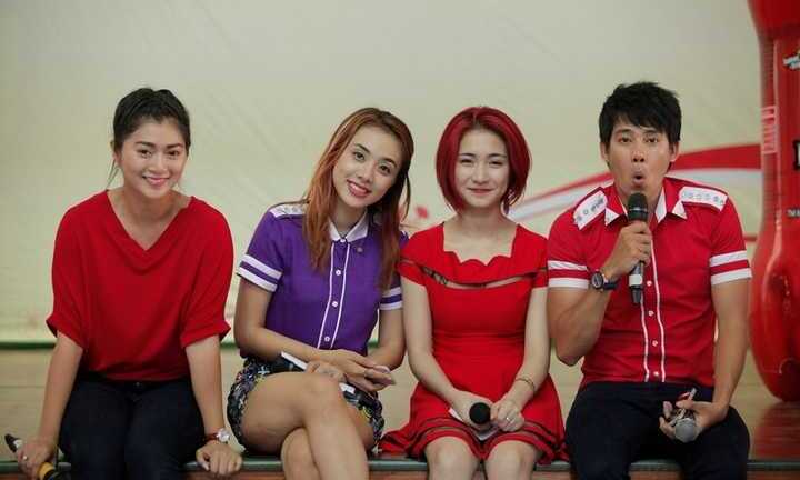 Hòa Minzy lần đầu tham gia 'Về trường'