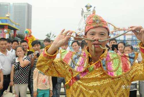 Rùng mình xem người đàn ông nhét rắn qua mũi