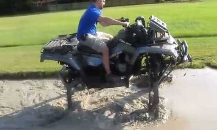 Video: Xe mô tô chuyên dụng cho việc lội bùn