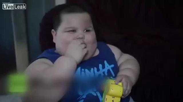 Bé trai 3 tuổi nặng 70kg