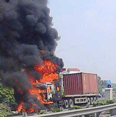 Xe container cháy dữ dội trên đường dẫn cao tốc