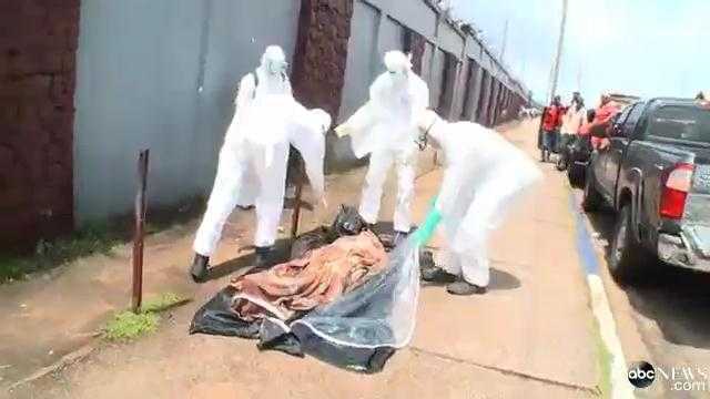 Xác người chết Ebola đột ngột cử động khi sắp chôn
