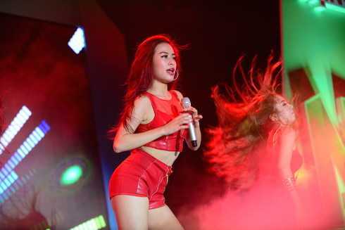 Hoàng Thùy Linh quá nóng bỏng, Hương Giang Idol lép vế