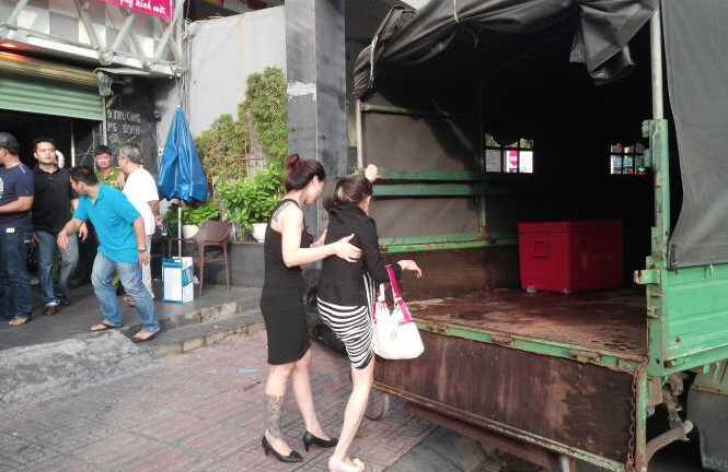 Hàng chục nam nữ hò hét bất thường trong quán karaoke