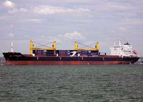 Tàu Việt Nam chở 18 thuyền viên mất tích ngoài khơi