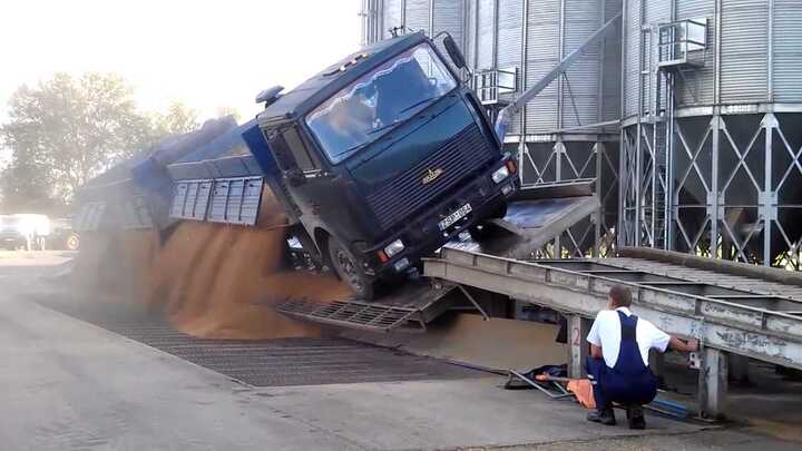 Video: Nghiêng xe tải hàng chục tấn để đổ hàng