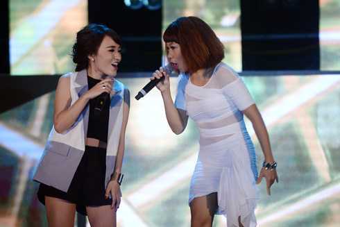 Hà Trần váy áo gợi cảm bên đàn em