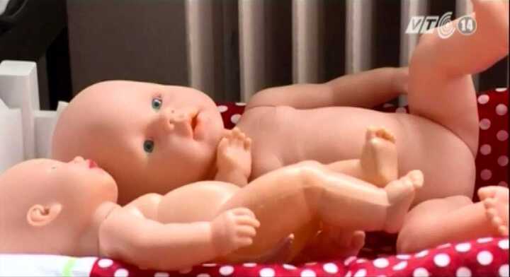 Em bé đầu tiên sinh ra từ tử cung cấy ghép