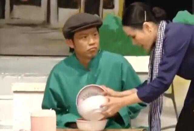 Clip: Hoài Linh bối rối trước nhan sắc cô bán bún