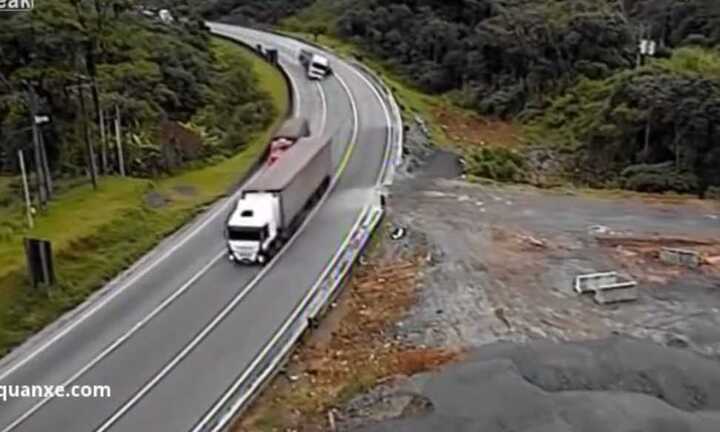 Video: Khúc cua định mệnh làm tan nát hàng chục xe tải