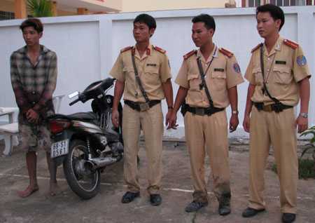 9X Bến Tre cướp môtô