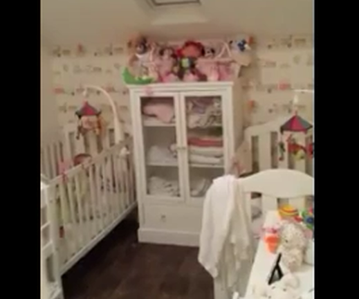 2 bé sinh đôi chơi 'ú òa' trong nôi siêu dễ thương