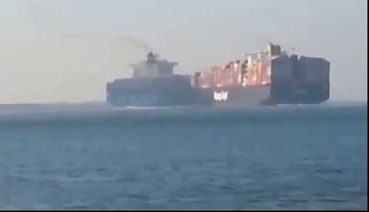 Khoảnh khắc 2 tàu container khổng lồ đâm nhau trên biển