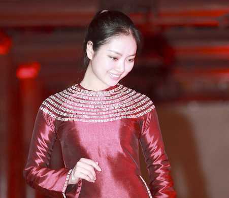 Hoa hậu Ngọc Anh mặt mộc đi thử áo dài của NTK Võ Thùy Dương