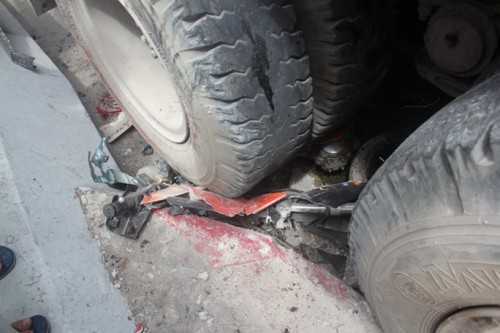 Xe rác mất phanh, đè nát bét 4 xe máy đang lưu thông