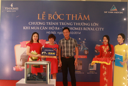 Vinhomes trao thưởng Mercedes-Benz C200 cho khách hàng