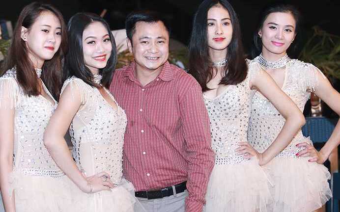Tự Long cười tít mắt bên dàn mỹ nhân xinh đẹp