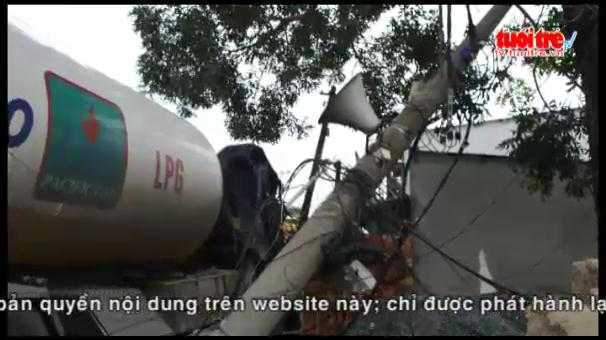 Clip: Xe bồn tông gãy cột điện, dân tháo chạy
