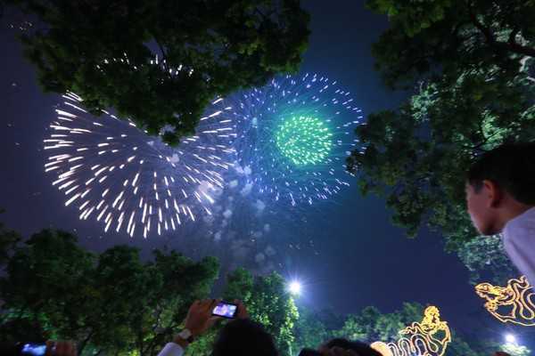 Chiêm ngưỡng màn pháo hoa đẹp lung linh ở Hà Nội