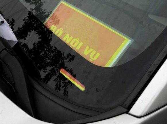 Trưng biển hiệu trên ô tô có 'dọa' được CSGT?