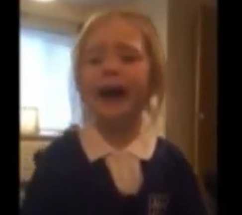 Clip: Bé gái òa khóc, không chịu mặc áo màu xanh vì là fan MU