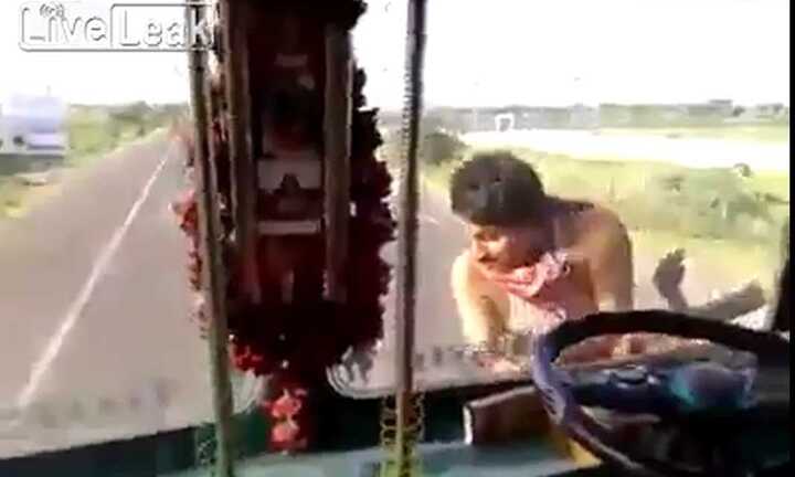 Trò nghịch dại thót tim của tài xế