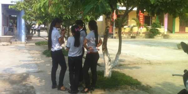 Bêu tên học sinh trước cờ vì chưa nộp tiền