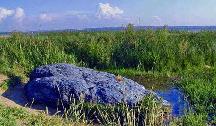 Kỳ lạ tảng đá khổng lồ chuyển màu xanh biếc khi trời mưa