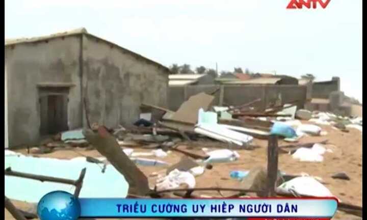Triều cường uy hiếp, dân tháo chạy trong đêm