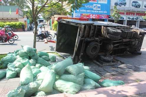 Ngồi bên vỉa hè, người phụ nữ bị xe tải đè chết