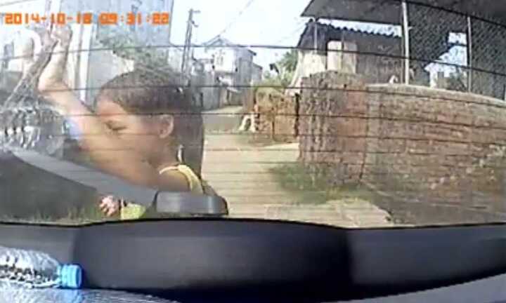 Video: Bế em nghịch dại, bẻ gãy gạt mưa ô tô
