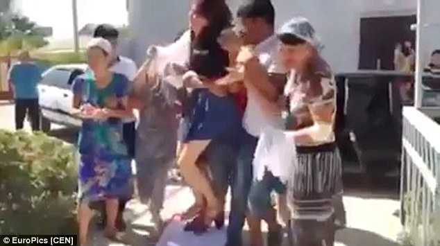 Video: Cô gái bị bắt cóc, ép làm đám cưới