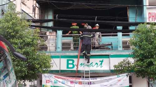 Siêu thị cháy dữ dội, nhiều người tháo chạy