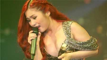 Bị cấm diễn, Hương Tràm vẫn mặc gợi cảm chạy show dày đặc