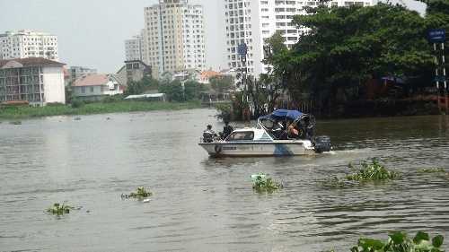 Mẹ chết lặng đứng ngóng tin con mất tích dưới sông lạnh