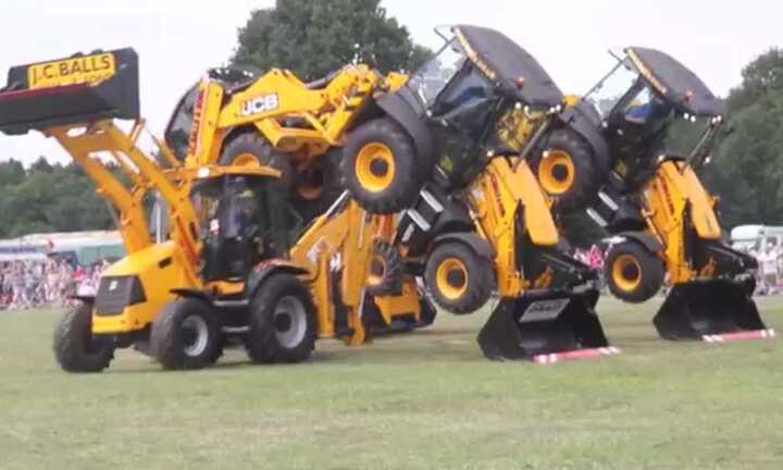 Video: Xe ủi trình diễn như vũ công ba lê