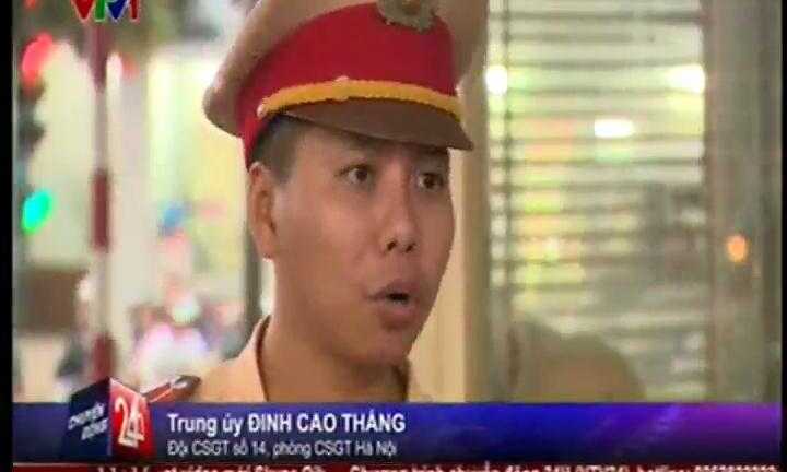 Clip: CSGT trả lại bọc tiền cho người nhặt rác đánh rơi