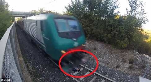 Clip: Nam thanh niên nằm giữa đường tàu đang chạy