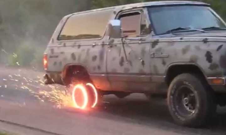 Video: Đốt lốp đến cháy đỏ vành xe chỉ trong 4 phút