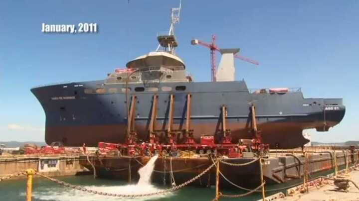 Video: Tàu hải dương học 3.000 tấn xuống nước ra sao?